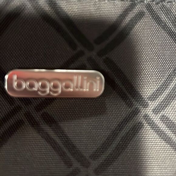 Baggallini gray and black crossbody bag with adjustable straps - Picture 7 of 7